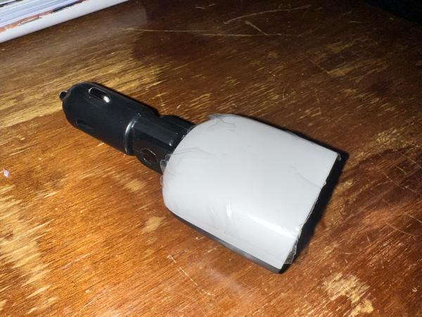 Dual-USB-Autoladegerät mit LED-Anzeige – Laden Sie Ihre Geräte unterwegs sicher auf photo review