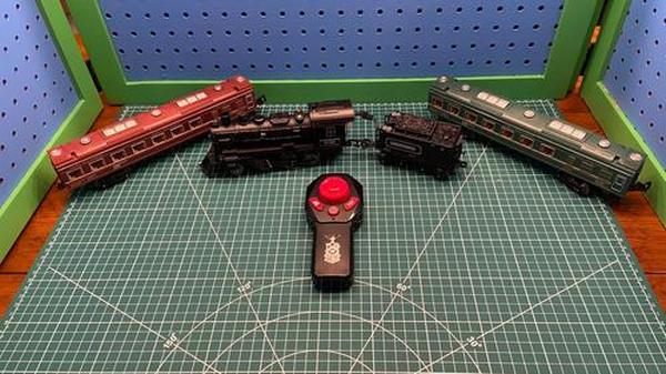 Eisenbahnspielzeug mit luxuriösen Gleisen und leuchtenden Passagieren, weihnachtliche Zugsets für „Rund um den Baum“ mit Rauch, Licht und Ton photo review
