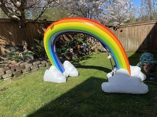 Großes aufblasbares Wassersprinklerspielzeug für Kinder, aufblasbarer Regenbogensprinkler photo review