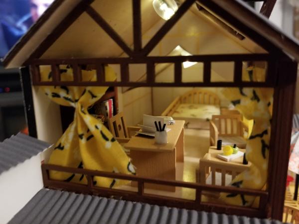 Großes realistisches Puppenhaus aus Holz mit LED-Lichtern photo review