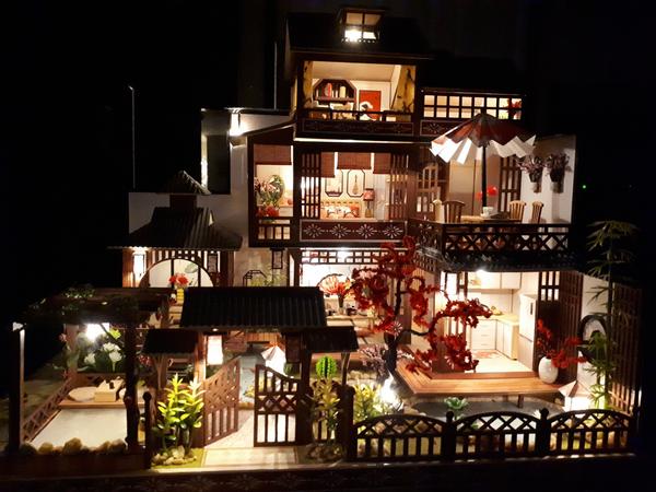 Großes realistisches Puppenhaus aus Holz mit LED-Lichtern photo review