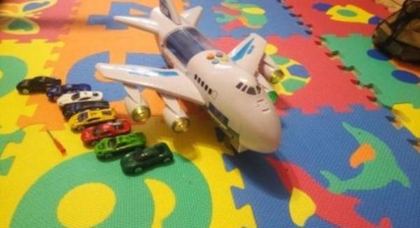 Kinderspielzeug-Passagierflugzeugauto, frühpädagogisches Spielzeugflugzeug mit Ton und Licht photo review