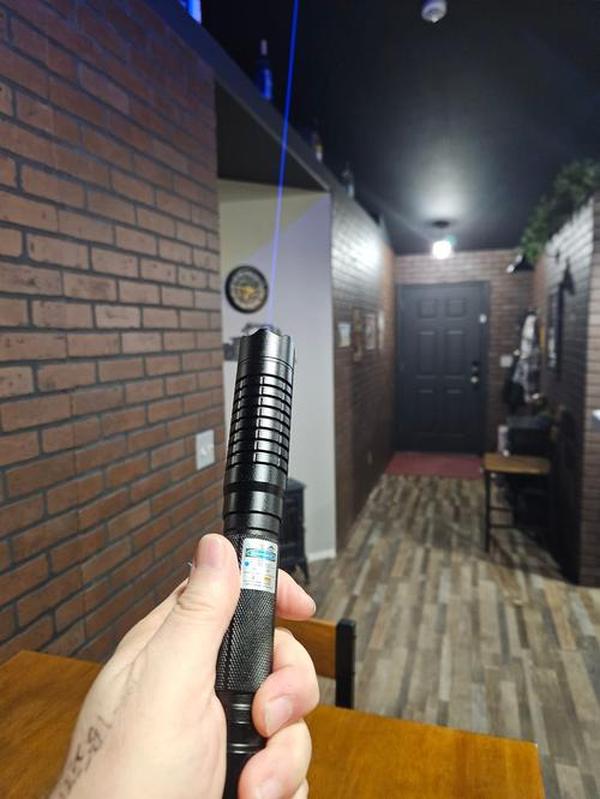 Leistungsstärkste blaue Laserpointer-Taschenlampe mit 100.000 m und 450 nm hoher Leistung von Wicked Lazer photo review