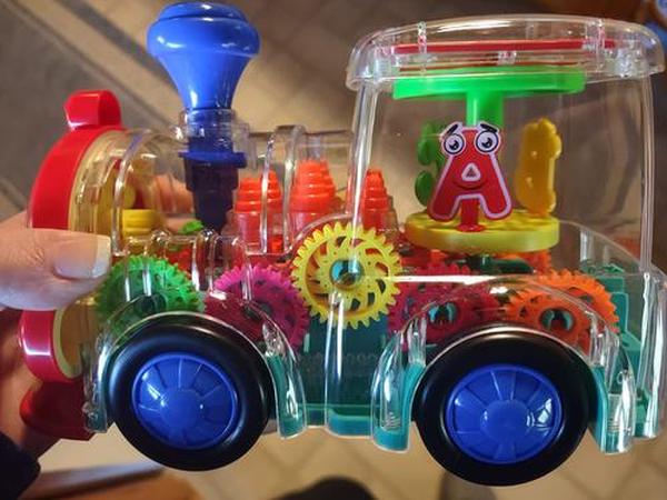 Transparentes elektrisches Zahnradspielzeug mit blinkenden Lichtern und Musik, leuchtendes Eisenbahnspielzeug, lustiges und interaktives elektrisches Eisenbahnspielzeug photo review