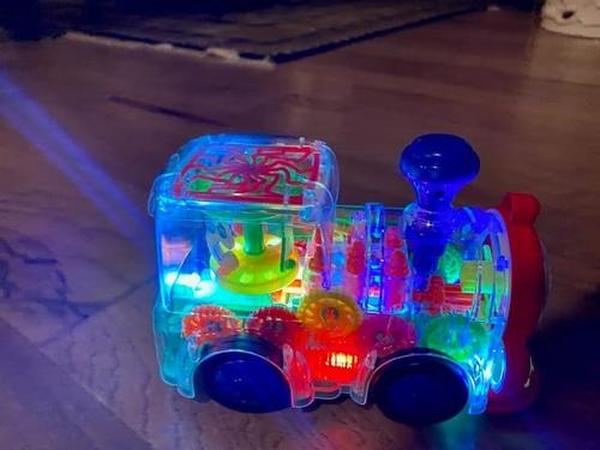 Transparentes elektrisches Zahnradspielzeug mit blinkenden Lichtern und Musik, leuchtendes Eisenbahnspielzeug, lustiges und interaktives elektrisches Eisenbahnspielzeug photo review