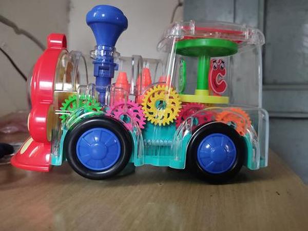 Transparentes elektrisches Zahnradspielzeug mit blinkenden Lichtern und Musik, leuchtendes Eisenbahnspielzeug, lustiges und interaktives elektrisches Eisenbahnspielzeug photo review