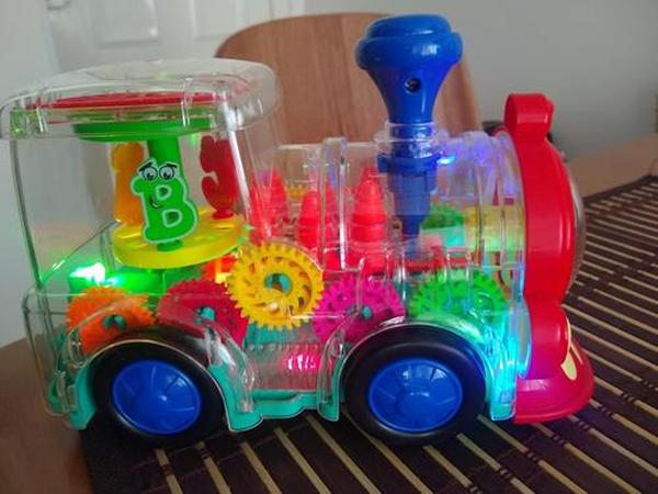 Transparentes elektrisches Zahnradspielzeug mit blinkenden Lichtern und Musik, leuchtendes Eisenbahnspielzeug, lustiges und interaktives elektrisches Eisenbahnspielzeug photo review