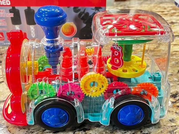 Transparentes elektrisches Zahnradspielzeug mit blinkenden Lichtern und Musik, leuchtendes Eisenbahnspielzeug, lustiges und interaktives elektrisches Eisenbahnspielzeug photo review