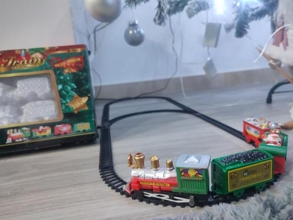 Weihnachtszug-Eisenbahnset mit Lichtern und Geräuschen photo review